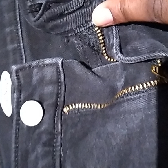 Black Jean shorts with front and back pockets from Old Navy - Picture 2 of 3